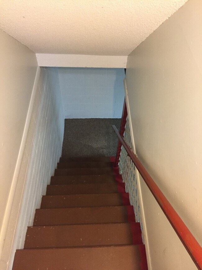 Building Photo - Gorgeous 2 Bedroom, 1.25 Bath Townhouse near UIHC