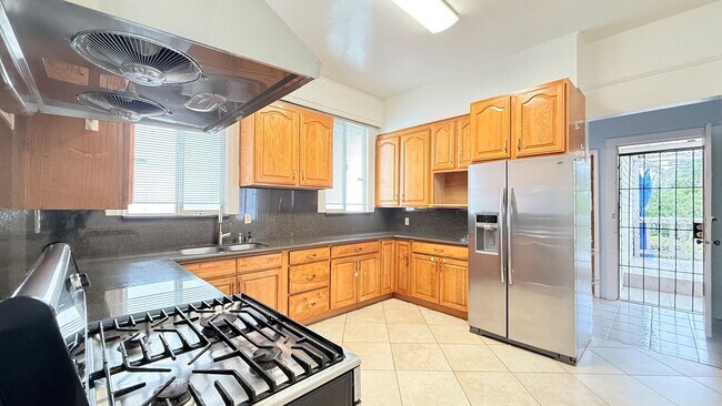 Building Photo - 3034 Capp St