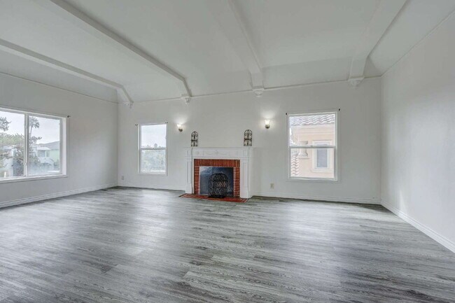 Building Photo - Stylishly Renovated Retro Duplex in the He...