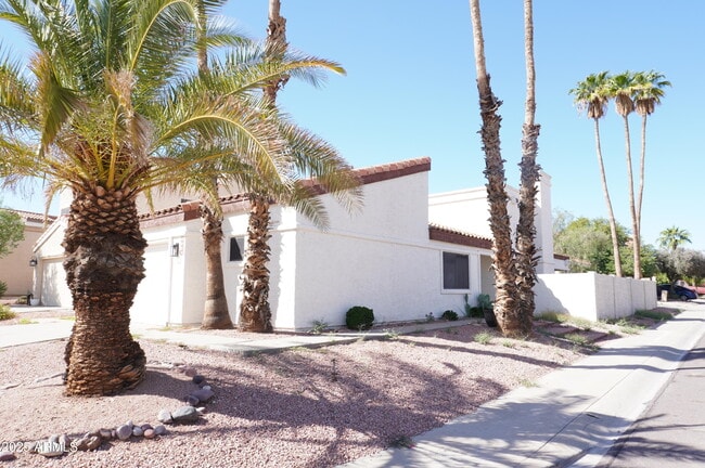 Building Photo - 4024 E Hiddenview Dr