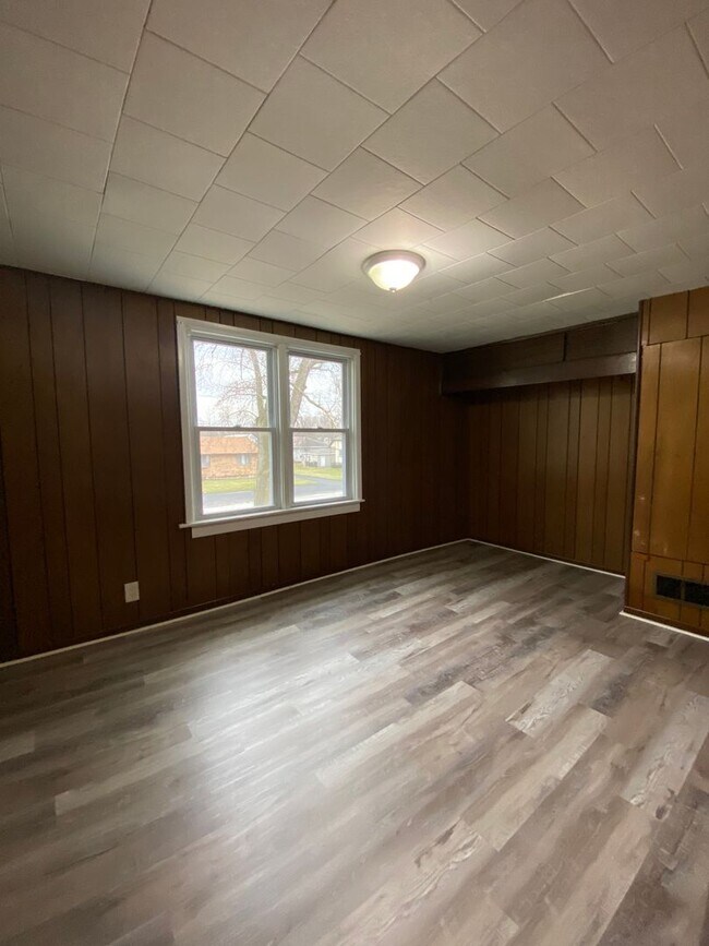 Building Photo - HOUSE FOR RENT IN LANSING !!
