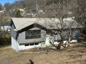 Building Photo - 5 Bedroom / 3 Bath Home Kingsport, TN