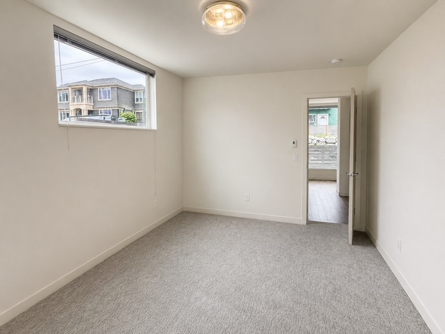 Building Photo - West Seattle/Pigeon Point Townhome
