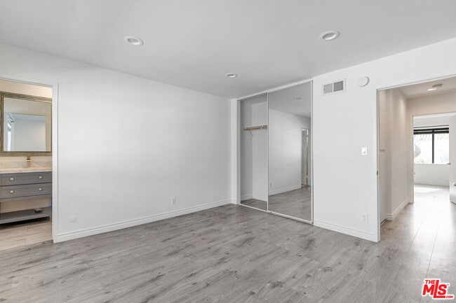 Building Photo - 12358 Moorpark St