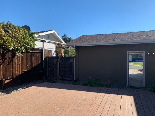 Building Photo - 3 bedroom 2 bath home with HUGE yard in Orangevale