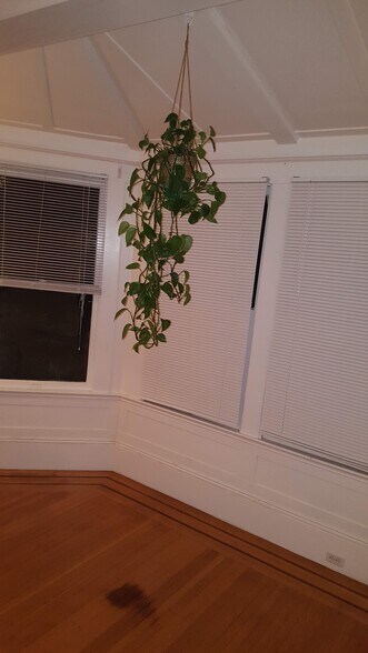 Building Photo - 627 Rose Ave