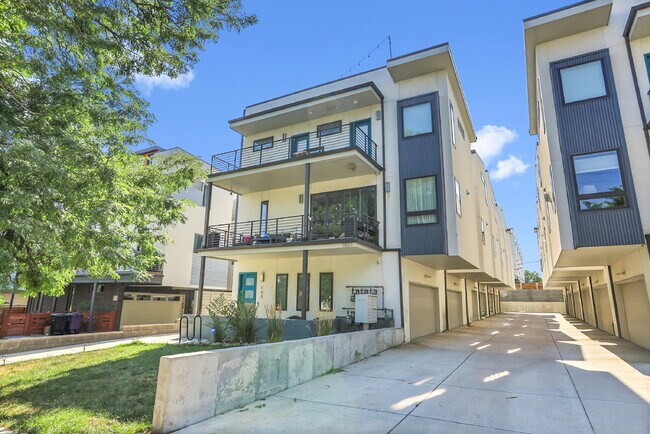 Primary Photo - $3,300.00 - 2 Bedroom, 2.5 Bathroom, Rooft...