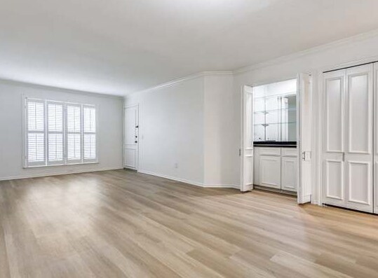 Building Photo - 700 Hildebrand-477.1