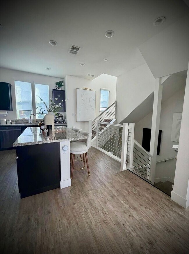 Building Photo - Luxury 4BR Home with Dual Side Yards, Putt...