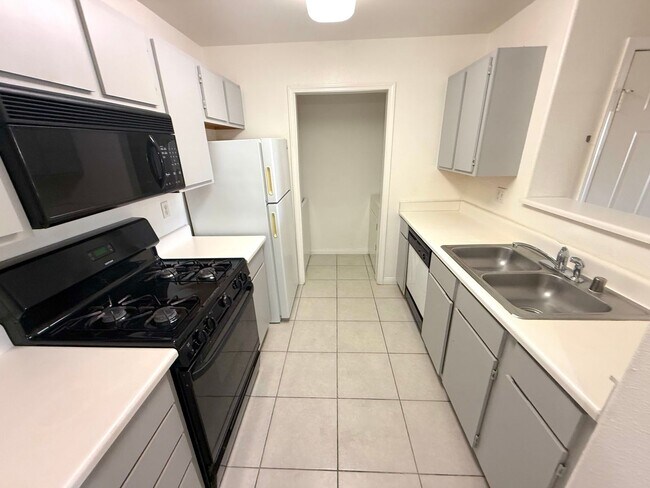 Building Photo - Spacious 1bed/1bath copndo on the 1st floor!