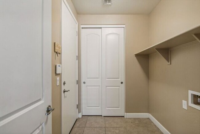 Building Photo - Welcome to this Charming 5 bedroom, 3.5 ba...