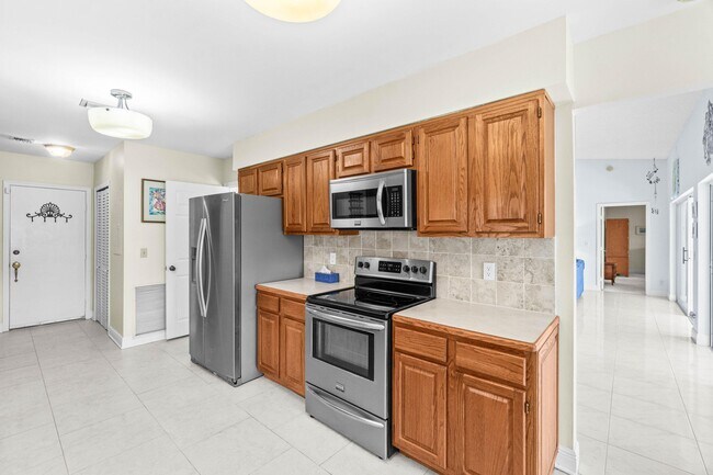 Building Photo - 10990 Greentrail Dr S