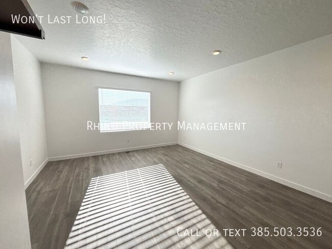 Building Photo - 1092 E Vessel Ct