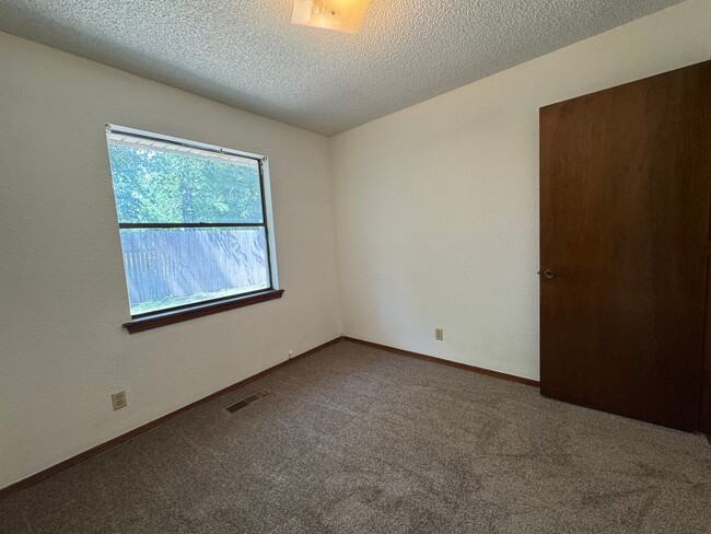 Building Photo - 3 bedroom 2 full bathroom Duplex home in B...