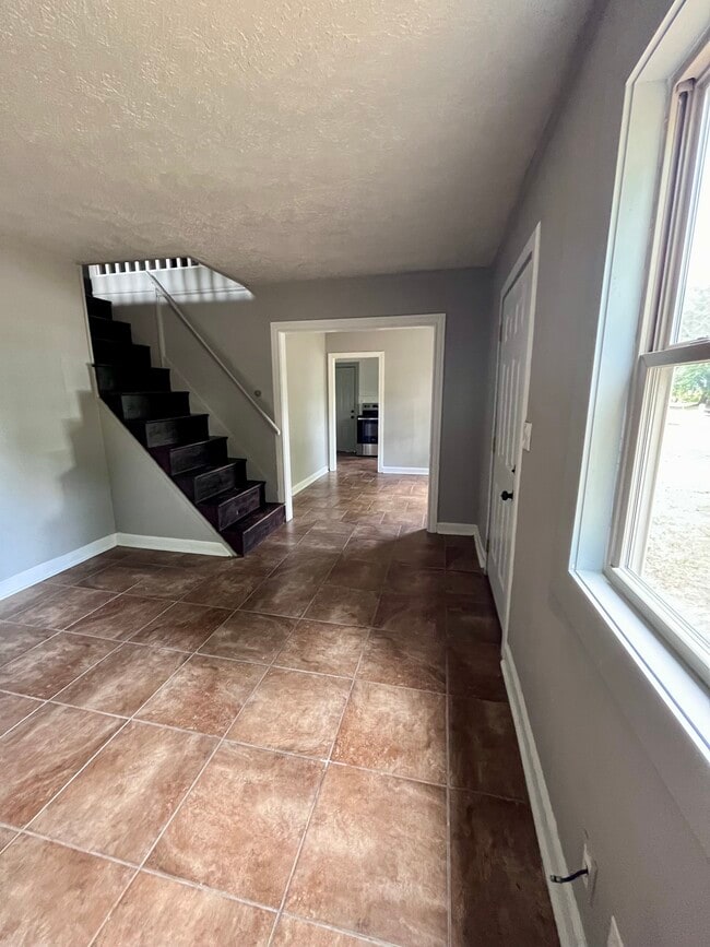 Building Photo - 132 King St