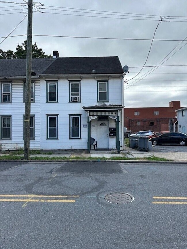 Primary Photo - 746 Maple St