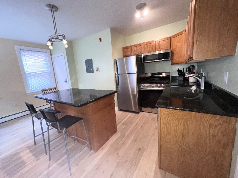 Building Photo - 81-83 America St