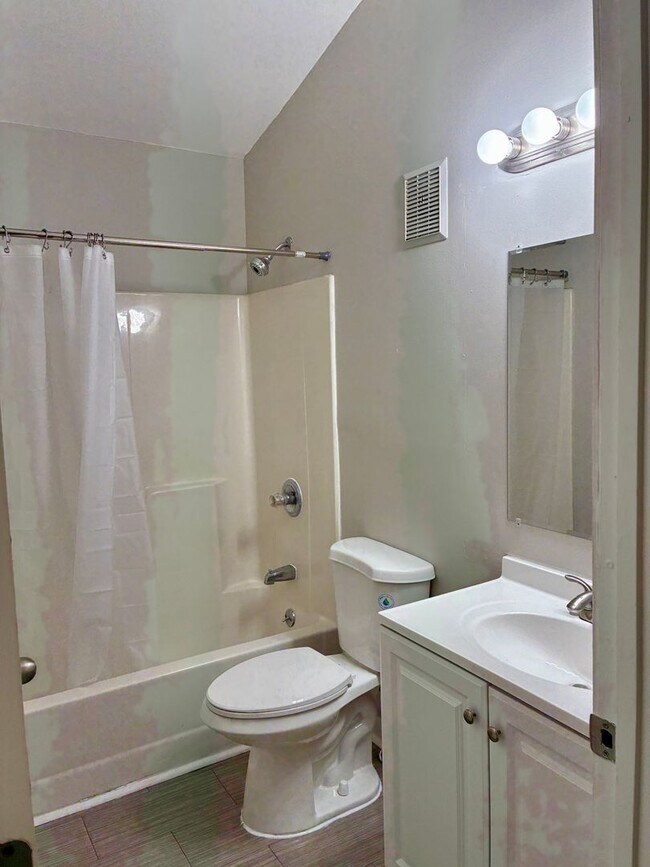 Building Photo - 2820-2824 Divinity