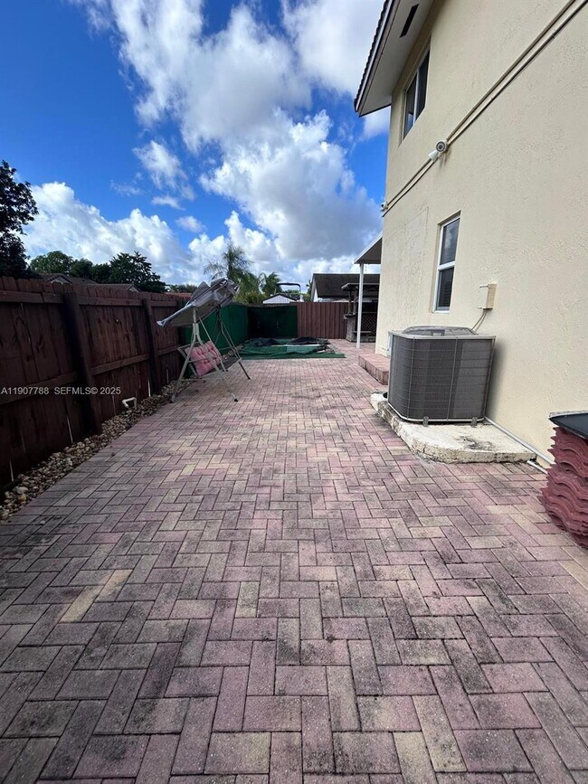 Building Photo - 10934 SW 146th Ave