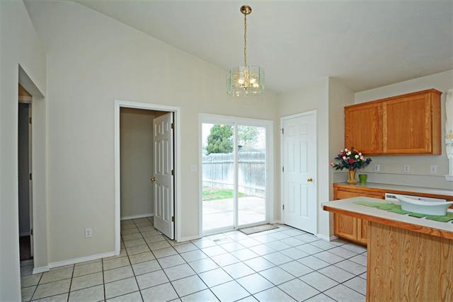 Building Photo - Updated Nampa home just minutes from I-84