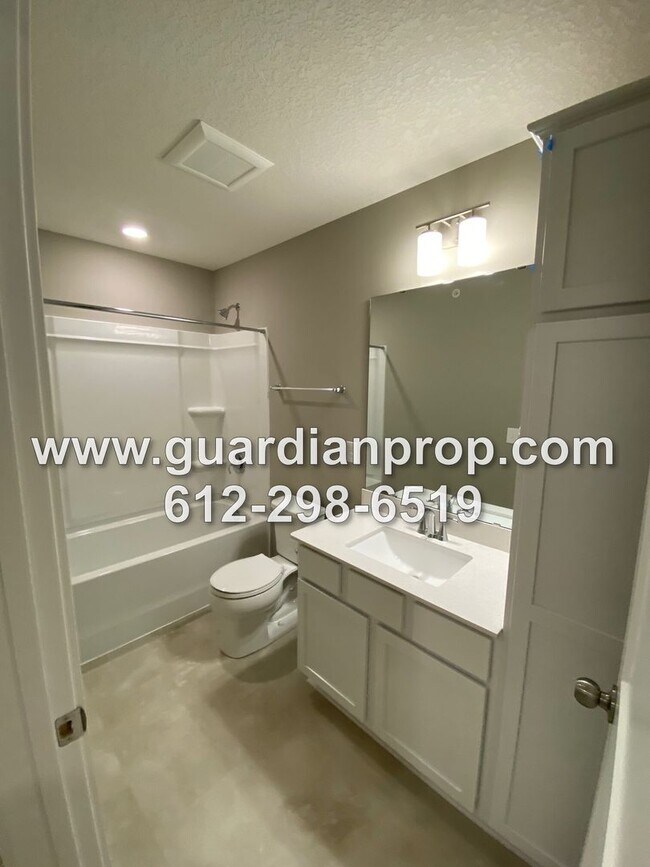 Building Photo - Luxury Townhouse Available June 1st, High End Finishings, Quartz Counters, Large Loft, Huge Prima...