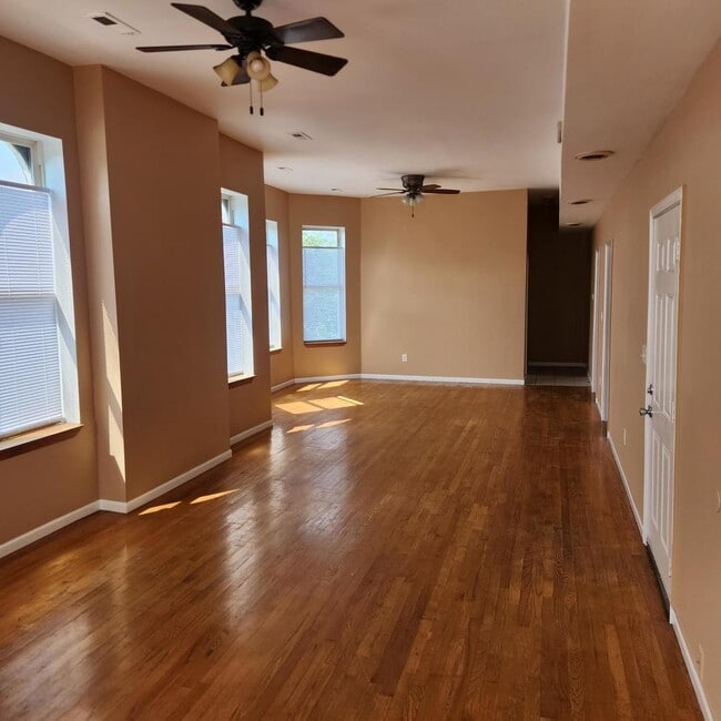 Building Photo - 1256 S Avers Ave
