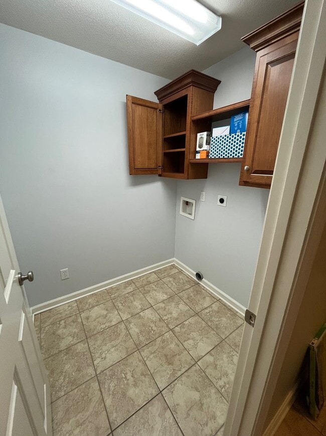 Building Photo - Spacious 4-Bedroom Home with Modern Comforts in Valdosta