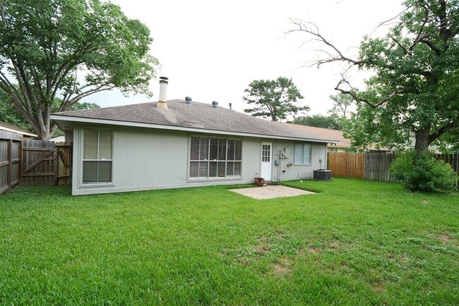 Building Photo - 22015 Kenlake Dr