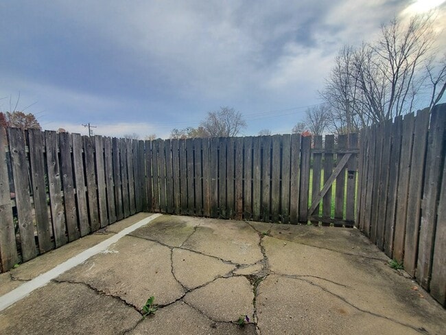 Building Photo - Spacious Renovated Townhouse