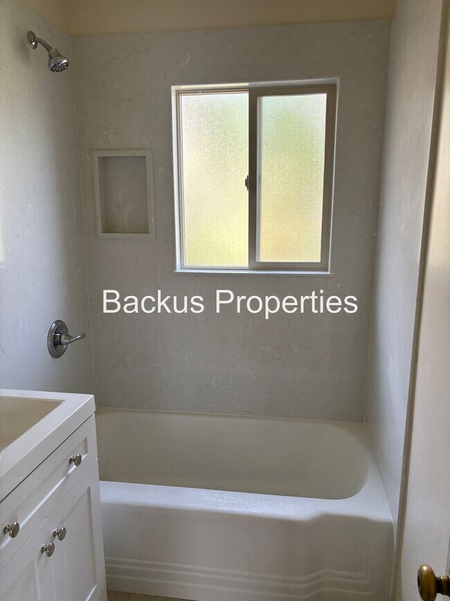 Building Photo - Wonderful two-bedroom home in established neighborhood