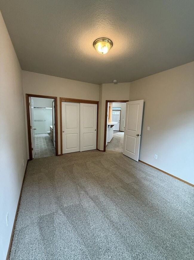 Building Photo - 2117 NE 81st Ave