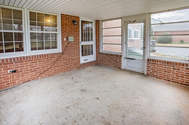 Building Photo - Lovely Colonial Home in Sharpley