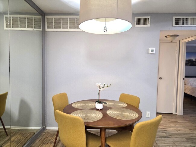 Building Photo - 10053 Westpark Dr