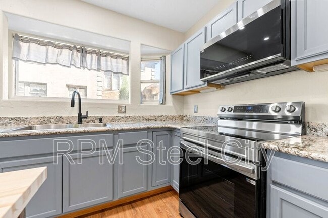 Building Photo - 2125 N Grand Ave