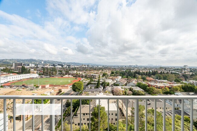 Building Photo - Modern 2-Bedroom Condo with Premium Amenities in Los Angeles