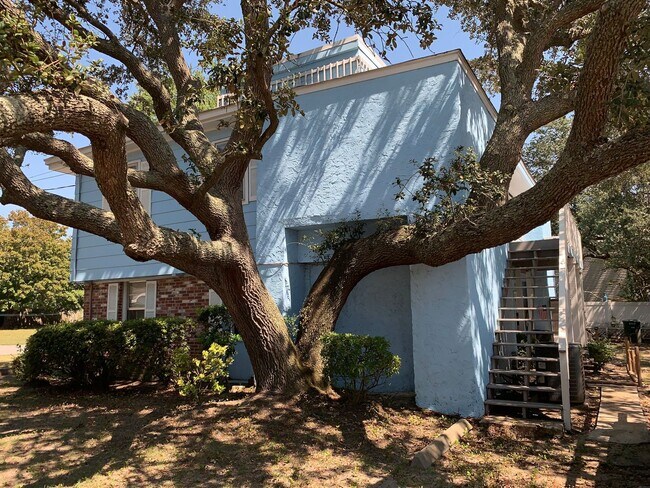 Building Photo - Walk to the Beach - 2 Bedroom, 1 Bath, Unfurnished, 2nd Floor Apartment! Available Now!