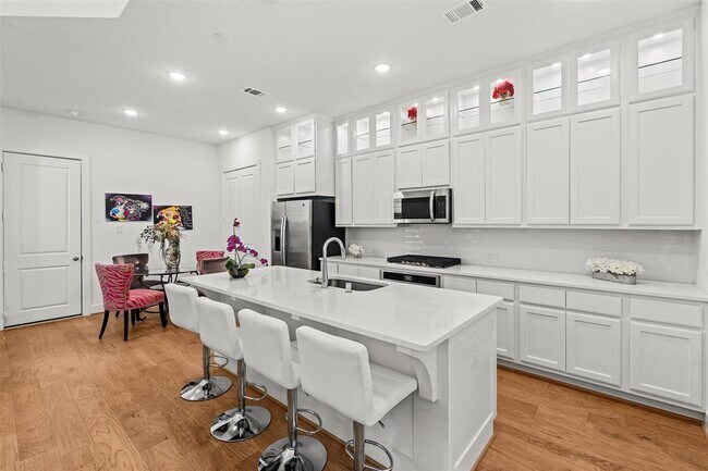 Building Photo - 18247 Lakepoint Rdg Ln
