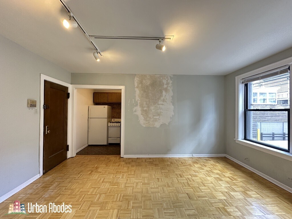 Building Photo - 727 W Belmont Ave