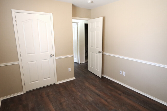 Building Photo - 1000 Warbler Ln