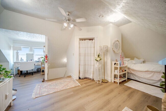 Building Photo - Massive 10 Bedroom Newly Renovated House P...