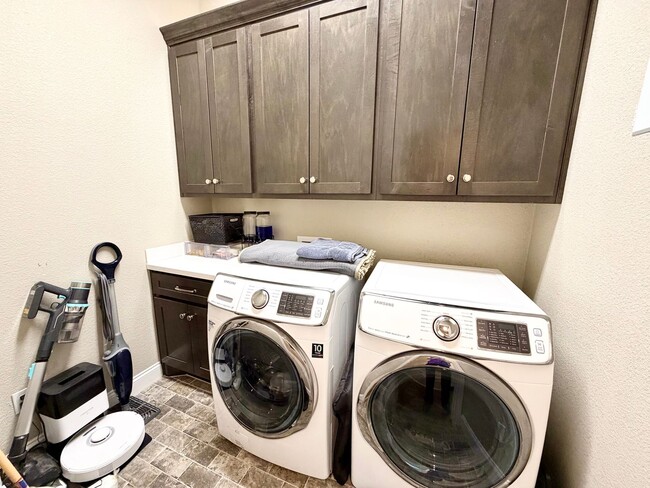 Building Photo - Beautiful 4 Bedroom Rental with Garage & Outdoor Living Space