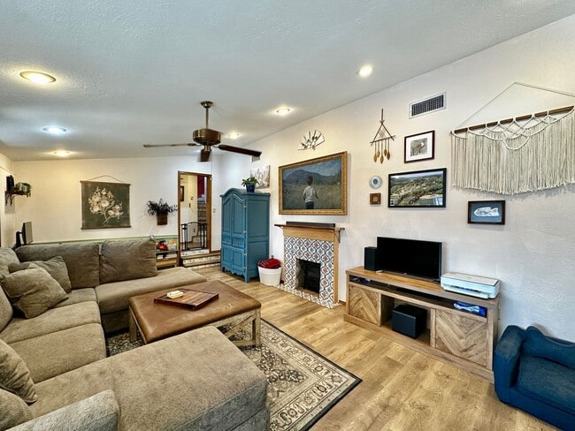 Building Photo - Rustic Charm