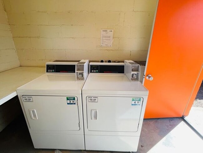 Building Photo - Mid-Century Modern Style Two Bedroom W/ A/C and Yard at The Richey!