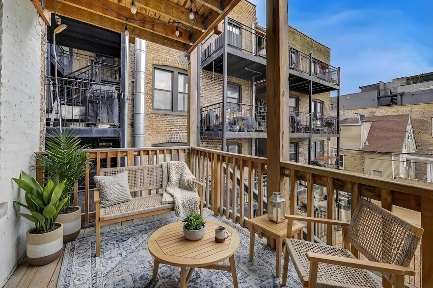 Building Photo - 2132 N Oakley Ave