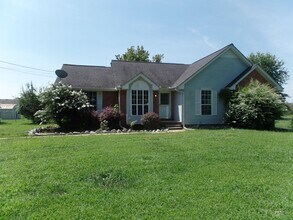 Building Photo - 3 Bedroom 2 Bathroom Home!