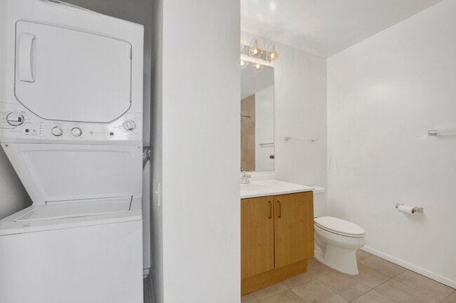 Building Photo - 600 N Kingsbury St