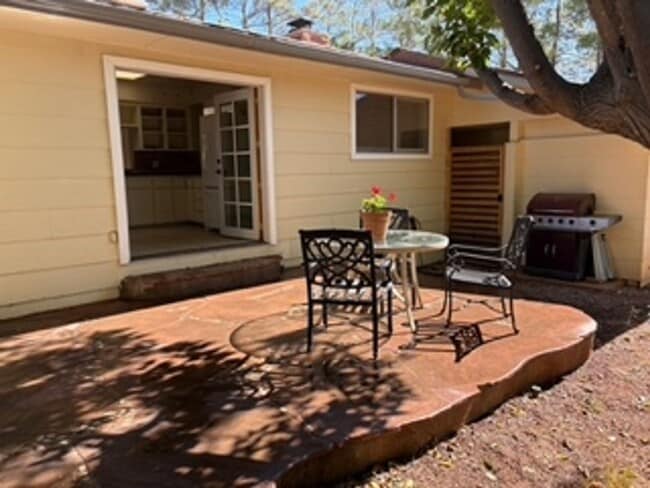 Building Photo - Cozy, West Sedona home with large fenced b...