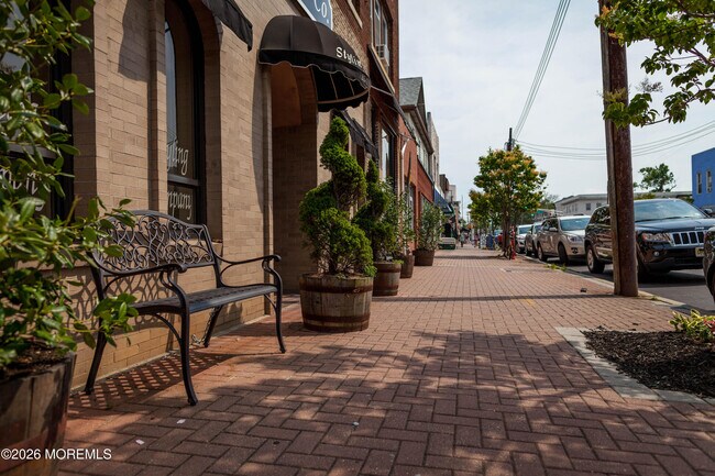 Building Photo - 1733 Melrose Ave