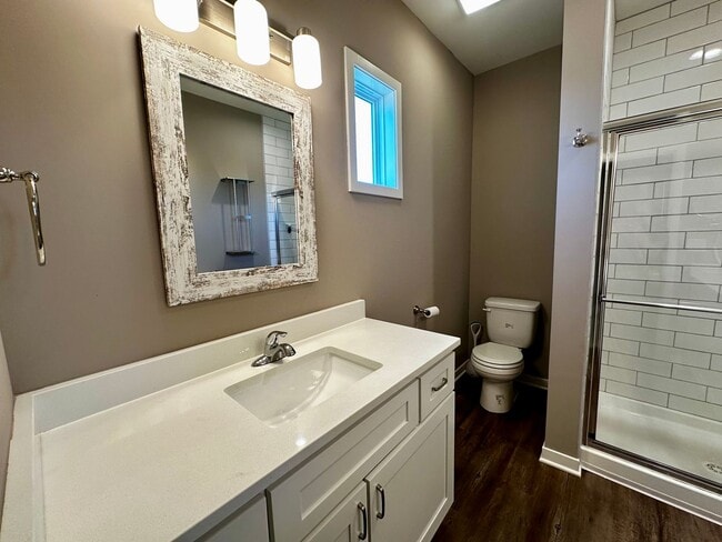 Building Photo - {1095} Modern Townhome Available Immediate...