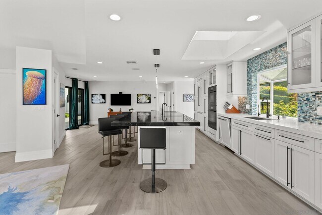 Building Photo - 7982 Roseland Dr
